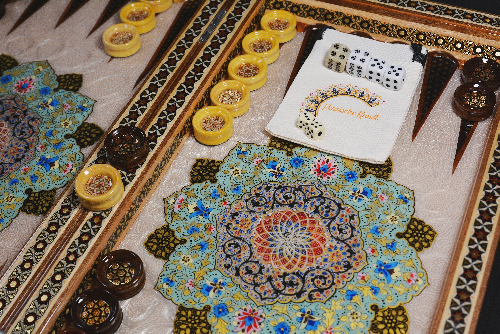 Backgammonsteine auf Backgammon mit blauem Blumenmuster und Intarsien-Design mit den maßen 50 x 50 x 3 cm