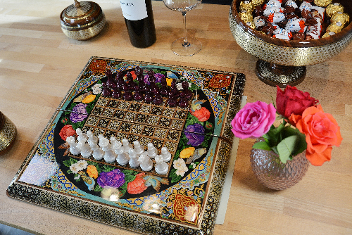 Schachbrett und Backgammon aus Holz mit Blumenmuster und Intarsien-Design