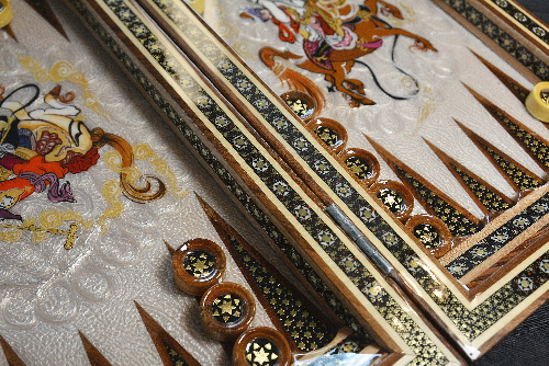 Spielsteine auf dem Backgammon aus Holz mit Polo Muster  und Intarsien-Design