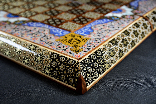 Backgammonsteine auf Backgammon mit blauem Blumenmuster und Intarsien-Design mit den maßen 50 x 50 x 3 cm