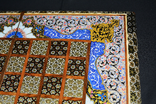 Backgammonsteine auf Backgammon mit blauem Blumenmuster und Intarsien-Design mit den maßen 50 x 50 x 3 cm