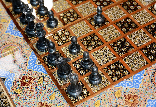 Schachbrett-Seite vom hochwertiges Schachbrett und Backgammon mit Blumenmuster und Intarsien-Design