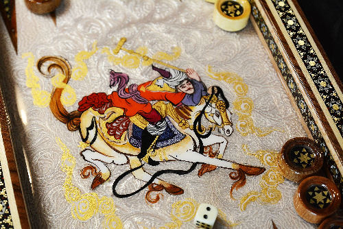 Spielsteine auf dem Backgammon aus Holz mit Polo Muster  und Intarsien-Design