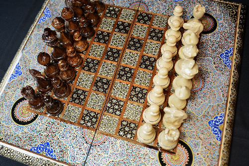 Backgammonsteine auf Backgammon mit blauem Blumenmuster und Intarsien-Design mit den maßen 50 x 50 x 3 cm