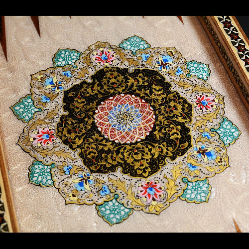 Backgammonsteine auf Backgammon mit blauem Blumenmuster und Intarsien-Design mit den maßen 50 x 50 x 3 cm