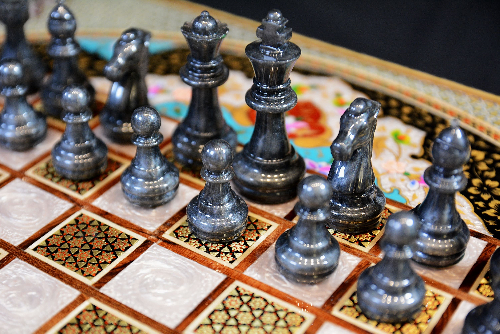 Backgammonsteine auf Backgammon mit blauem Blumenmuster und Intarsien-Design mit den maßen 50 x 50 x 3 cm