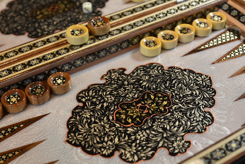 Schachbrett und Backgammon aus Holz mit Blumenmuster und Intarsien-Design