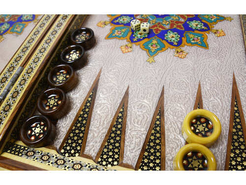 Backgammon-Seite vom hochwertiges Schachbrett und Backgammon mit Blumenmuster und Intarsien-Design