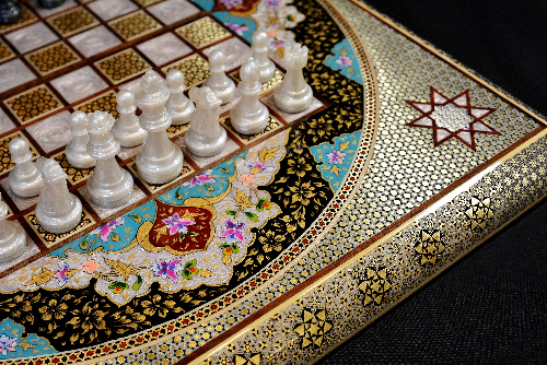 Backgammonsteine auf Backgammon mit blauem Blumenmuster und Intarsien-Design mit den maßen 50 x 50 x 3 cm